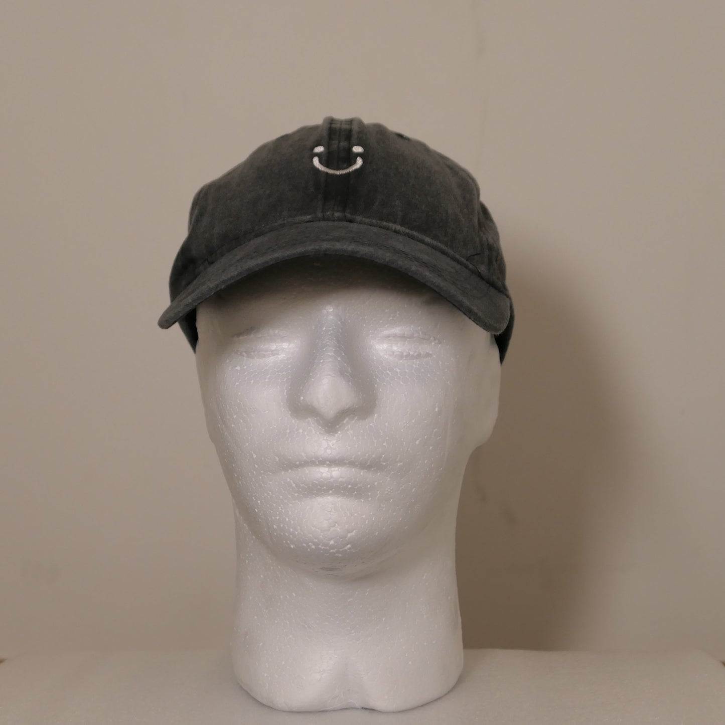 Svart Keps med broderad ":)"